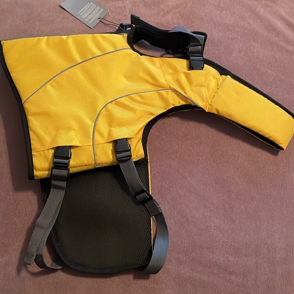 ⭐️Host Pick⭐️ Sydney & Co. London dog life jacket in yellow NWT - Picture 2 of 11